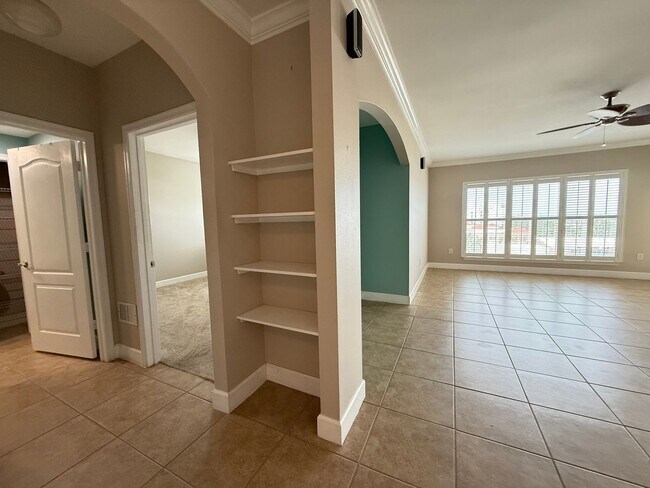 Building Photo - Spacious 2/2 Condo with Waterview in River...