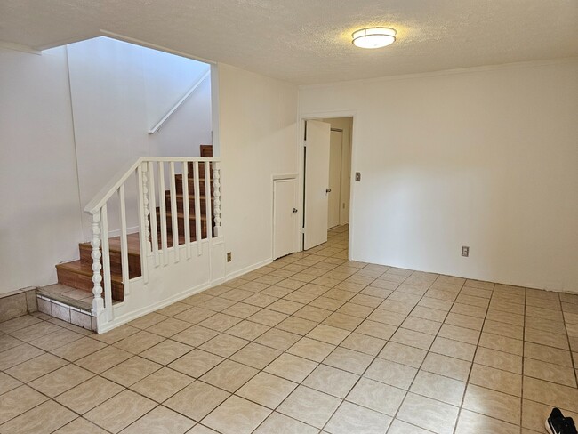 Foto del edificio - Spacious 3-Beds, 2-Bath Apartment. Back unit
