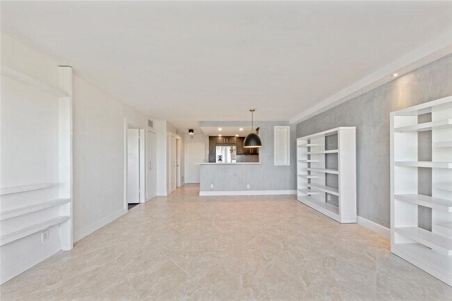 Building Photo - 340 Sunset Dr