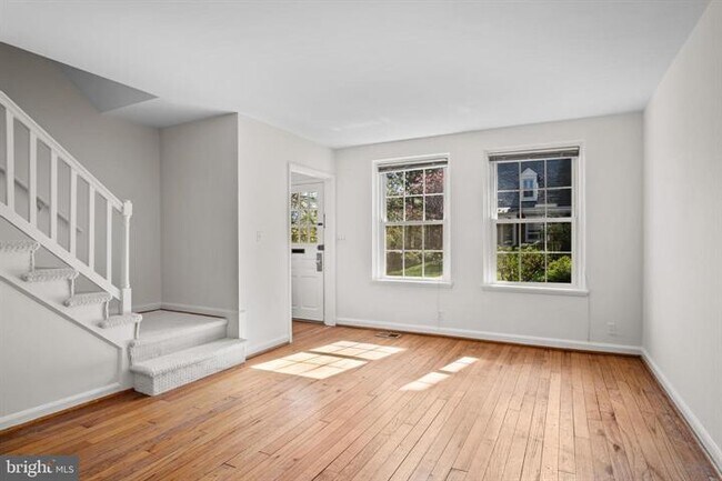 Foto del edificio - Charming 1-Bedroom Townhouse with 2 Full Baths in Arlington