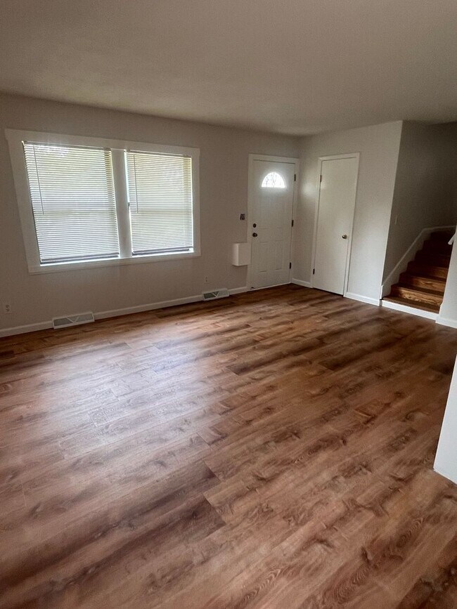 Building Photo - Multi - Level, Updated 3 bed/2bath home in...