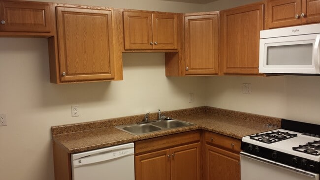 Building Photo - Central Roseville - 1 Bed, 1 Bath Duplex -...