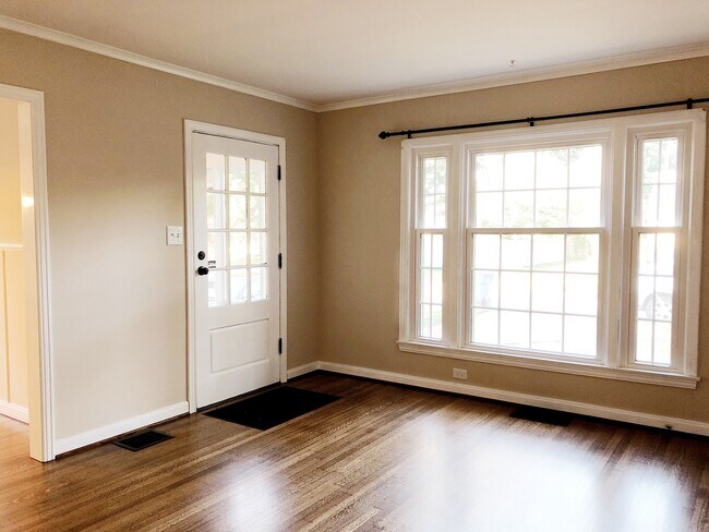 Living room - 5882 Primrose Avenue