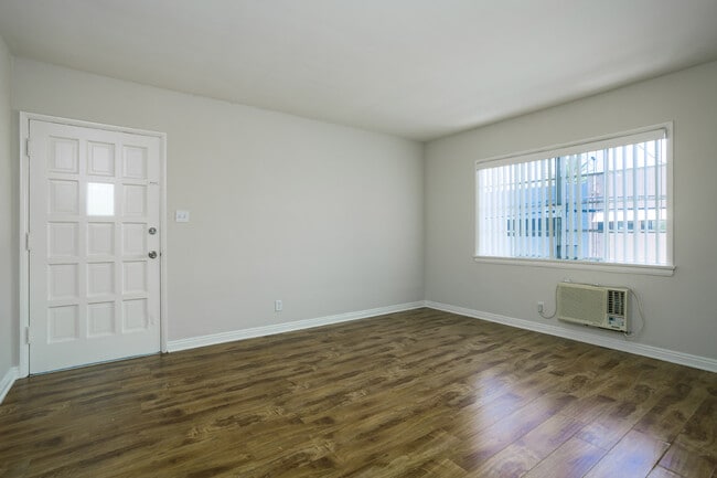 Building Photo - 5434 Willowcrest Ave