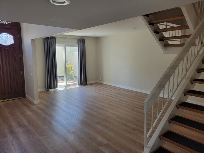 Building Photo - 11 Meadowsweet Way