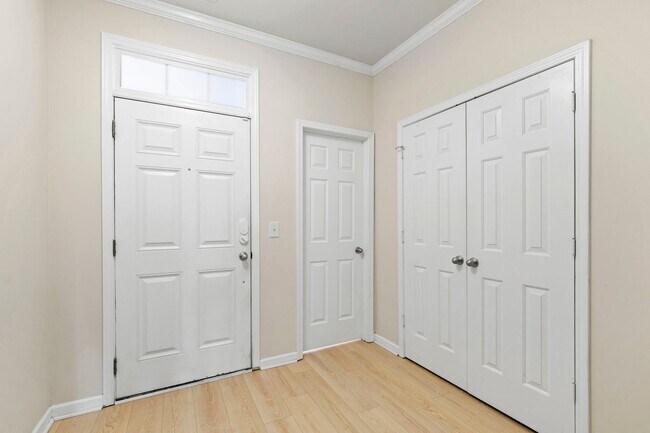 Foto del edificio - Charming 2-Bedroom Townhome in Desirable Remington Oaks, Cary!
