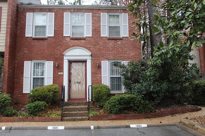 Primary Photo - 2 bed / 2.5 bath home