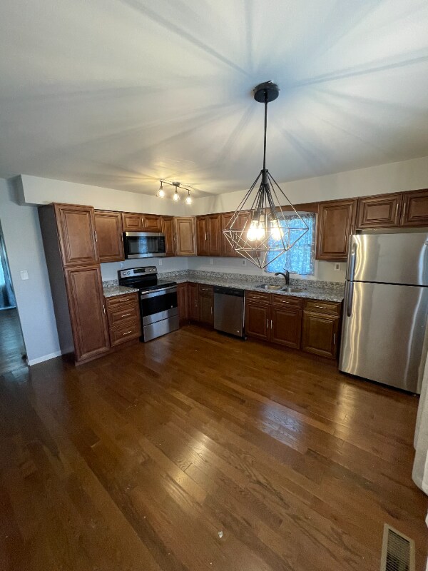 Foto del edificio - 1570 E Broadway St