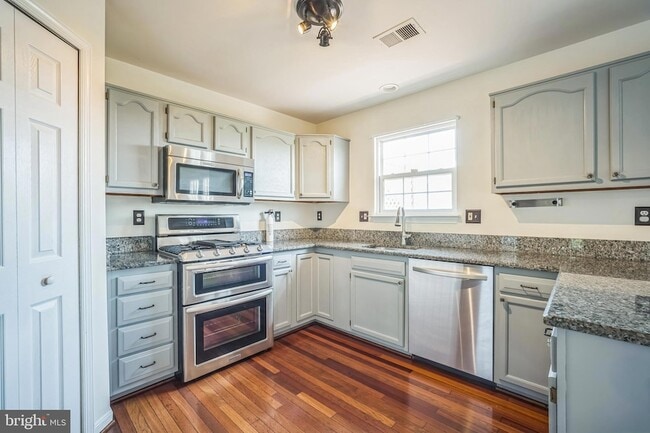Building Photo - 210 Golden Larch Terrace NE