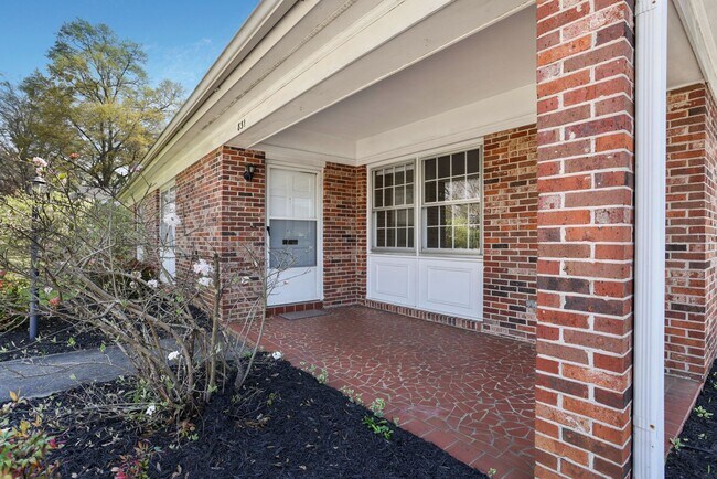 Building Photo - Spacious Duplex