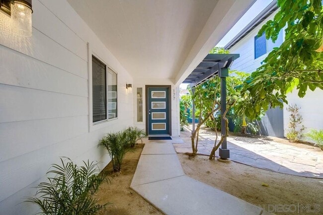 Building Photo - Modern Beach House