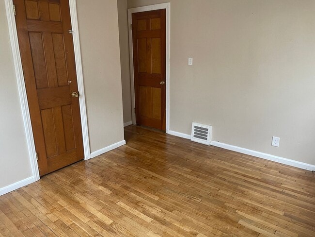 Building Photo - Single Family Home 3 beds 1 bath Available...