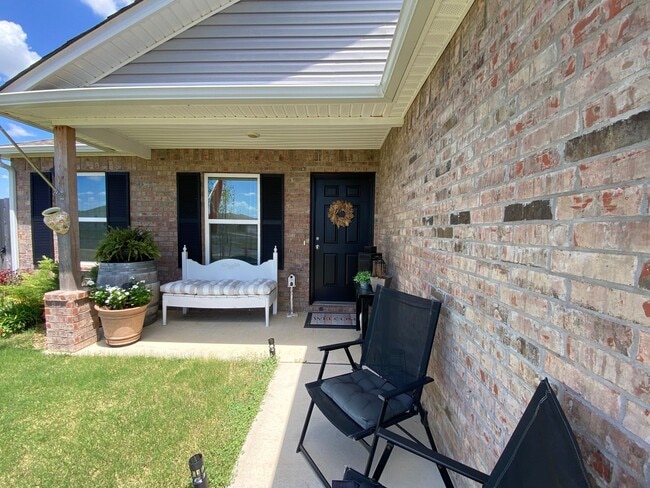 Building Photo - Discover this beautifully designed 3 bedro...