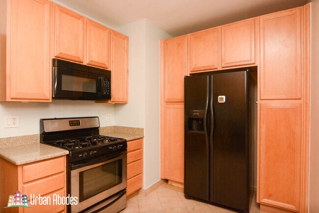 Building Photo - 537 W Brompton Ave