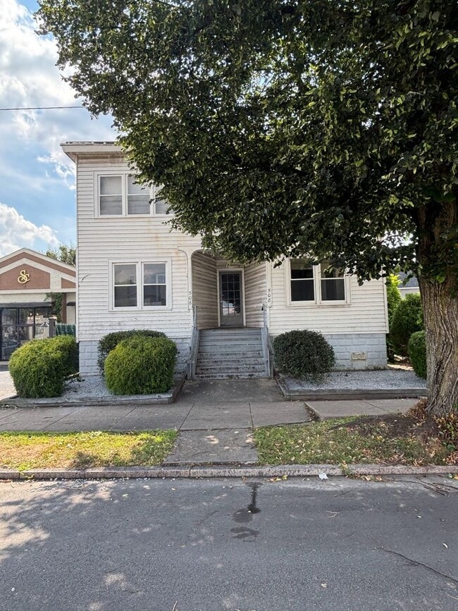 Building Photo - ?No Security Deposit?2 bedroom available in Kingston!