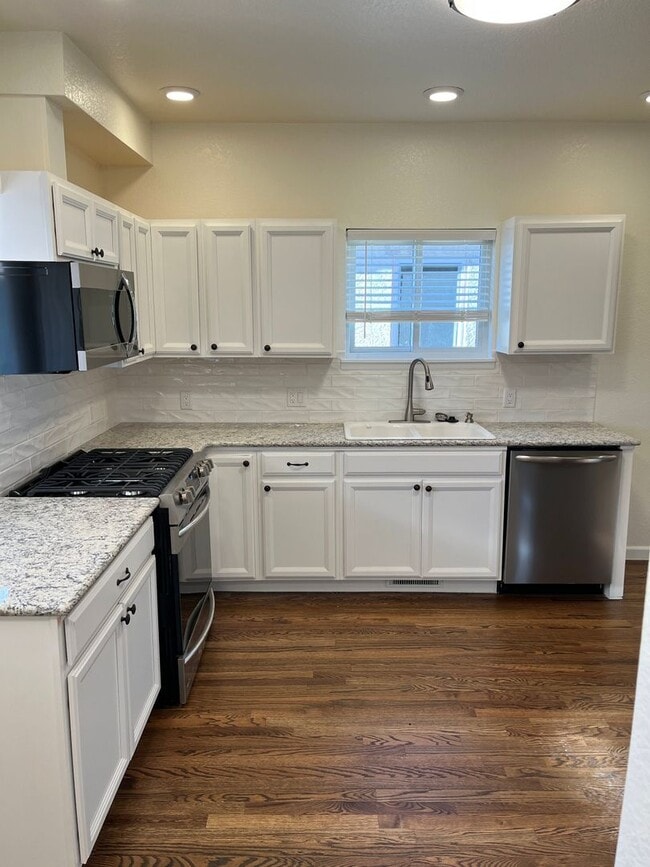 Building Photo - ALL PROSPECTIVE TENANTS MUST SUBMIT A $58 ...