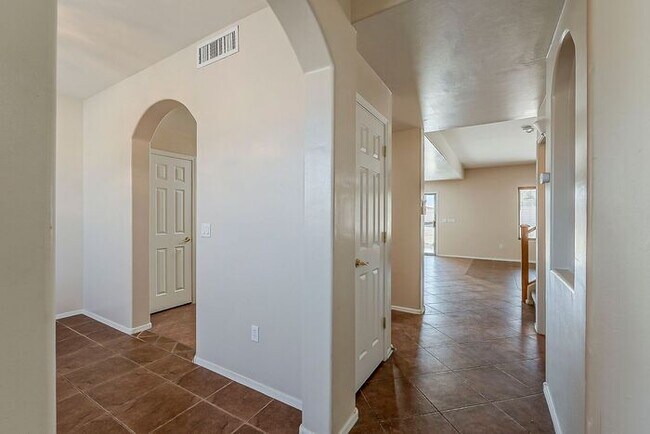 Building Photo - Pet-Friendly 4 Bedroom Rental in Tucson wi...