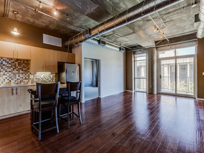 Building Photo - 1001 Belleview St
