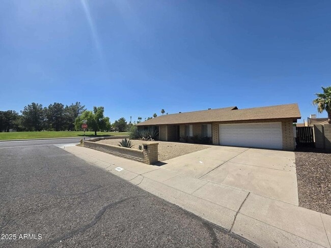 Building Photo - 4402 E Pershing Ave