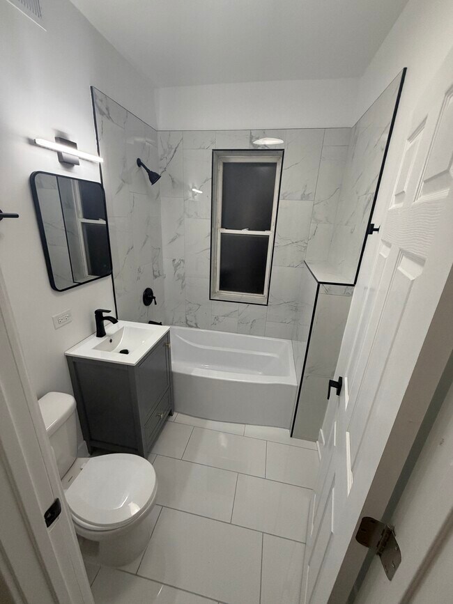 Foto del edificio - 3049 W Berteau Ave