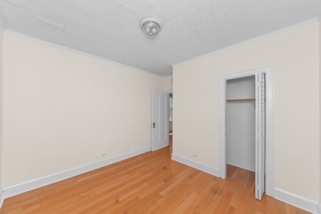 Foto del edificio - 2349 N Drake Ave