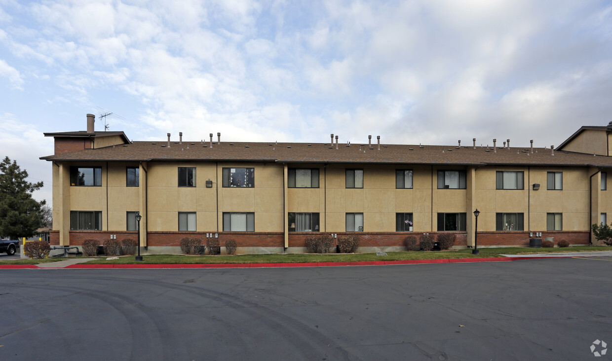 Building Photo - Golden Links Manor