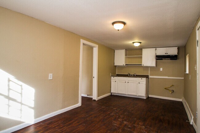 Building Photo - 924 Saint James