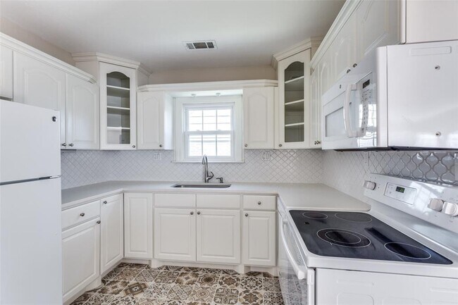 Building Photo - 2502 Hillside Dr