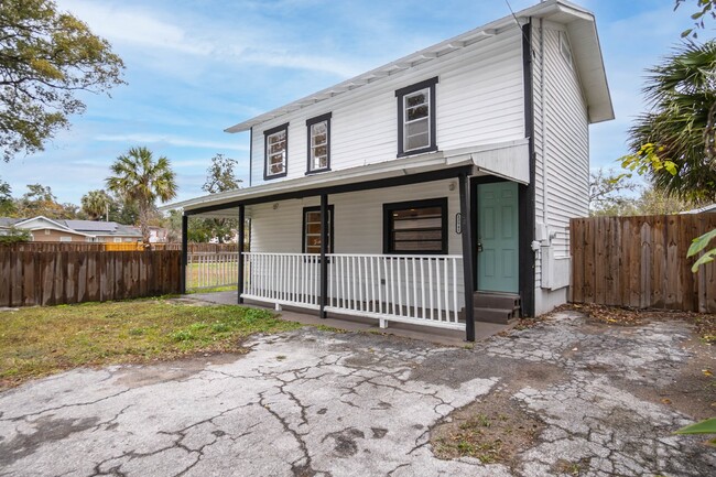 Building Photo - Charming 2-Bedroom Retreat with Front and ...