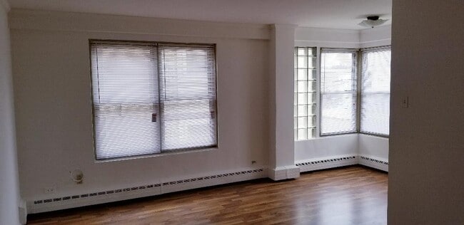 Building Photo - 2630 W Berwyn Ave