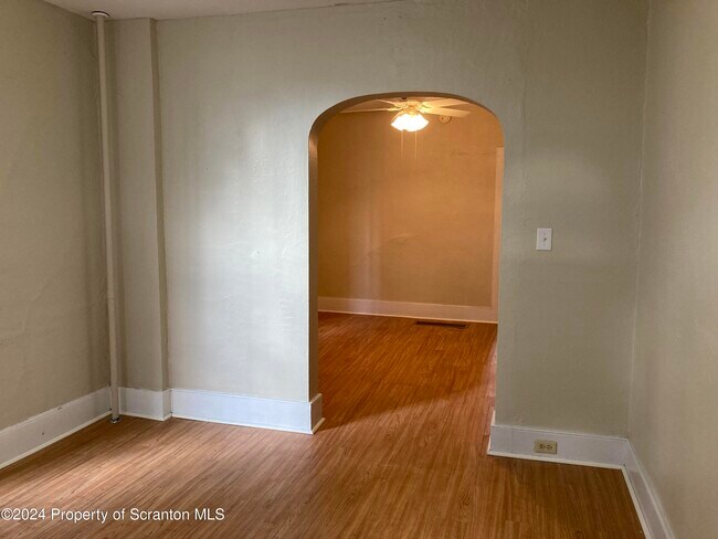Foto del edificio - 617 W Market St
