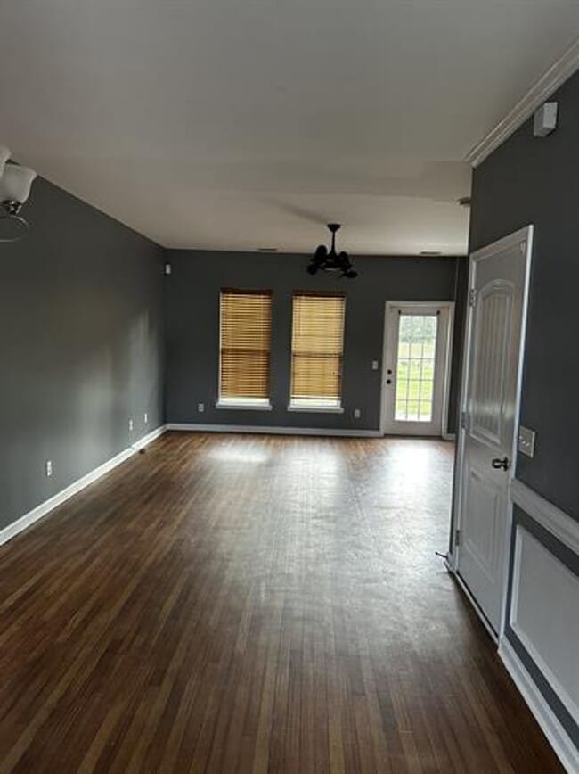Building Photo - MOVE IN READY!