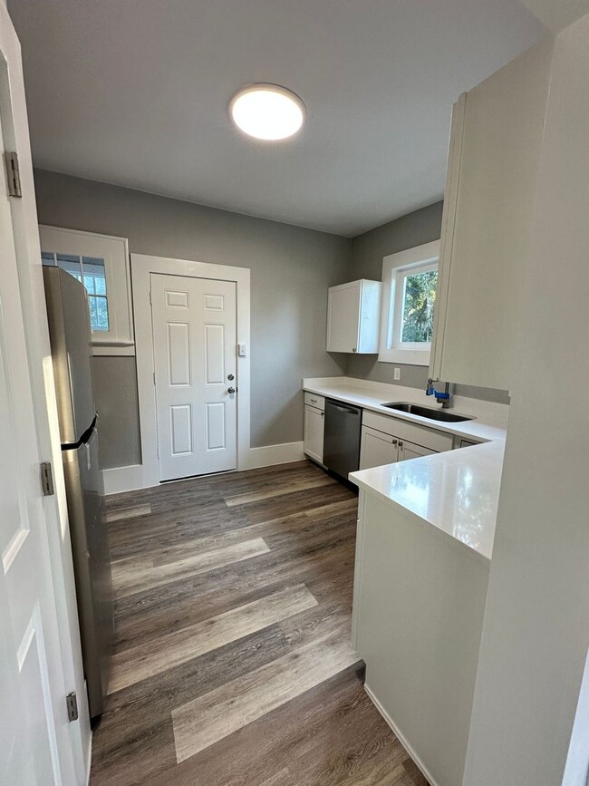 Building Photo - Newly Renovated 1 Bed 1 Bath Leesburg