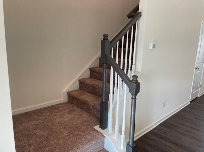 Foto del edificio - Room in 3 Bedroom Townhome at Aubrey St
