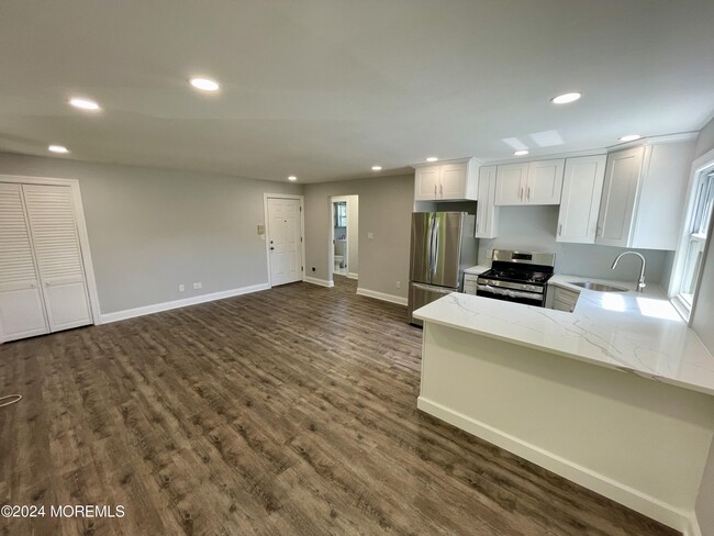 Building Photo - 500 Cliffwood Ave W