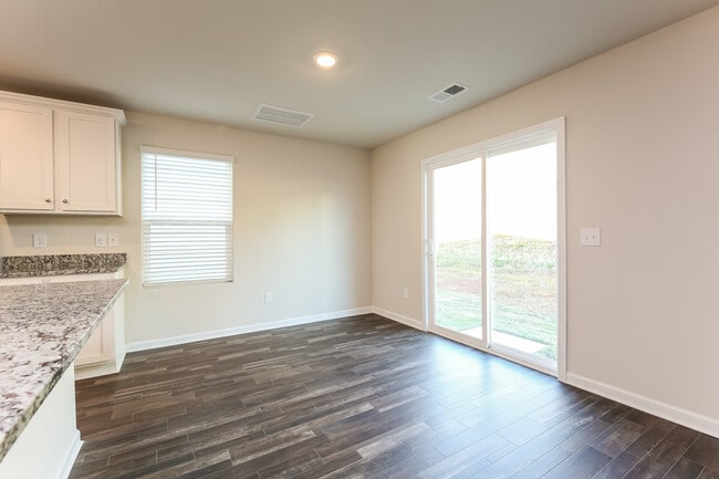 Building Photo - 2260 Southlea Dr