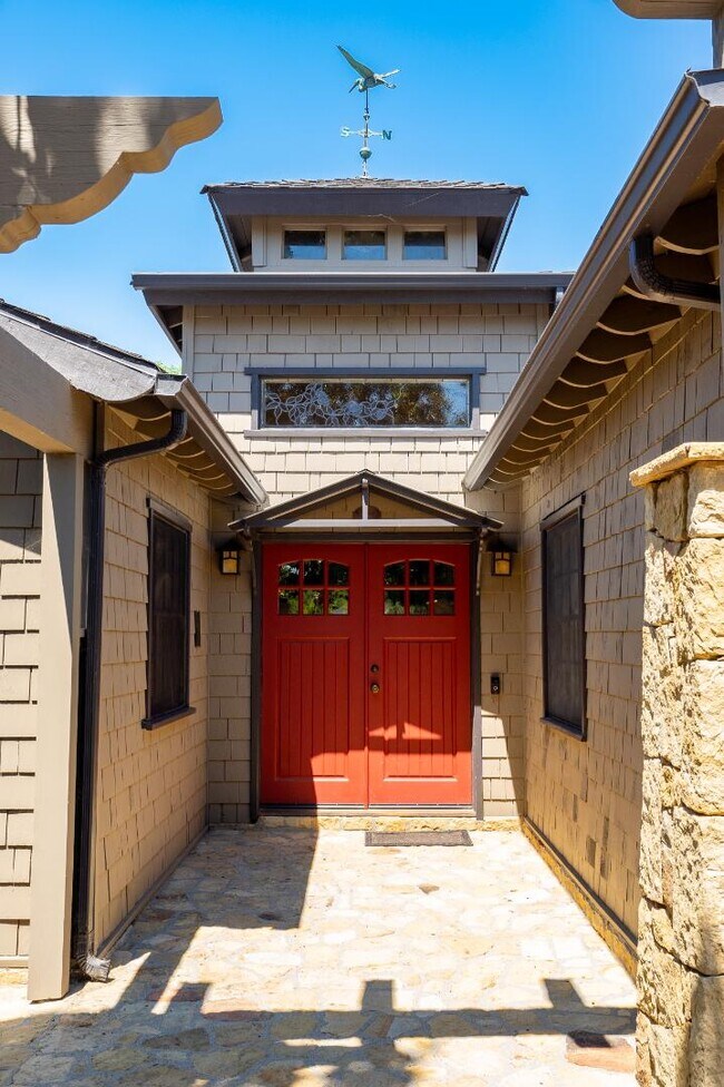 Building Photo - 909 Daly Rd