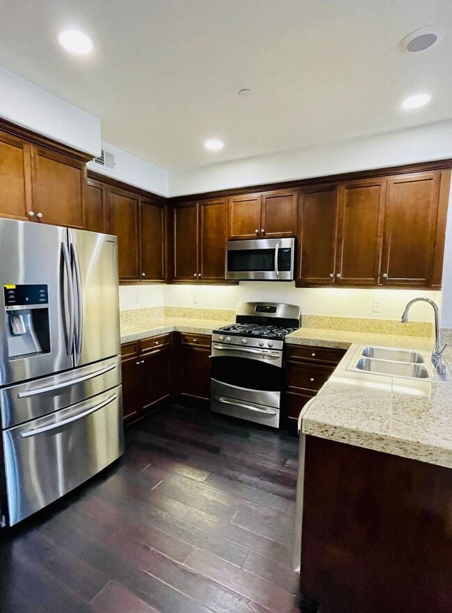 Building Photo - Condo Located in the Gorgeous Columbus Grove