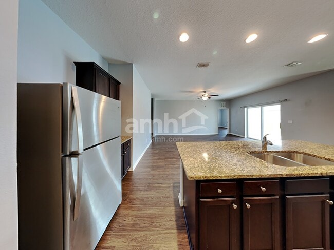 Foto del edificio - 4890 St James Ln