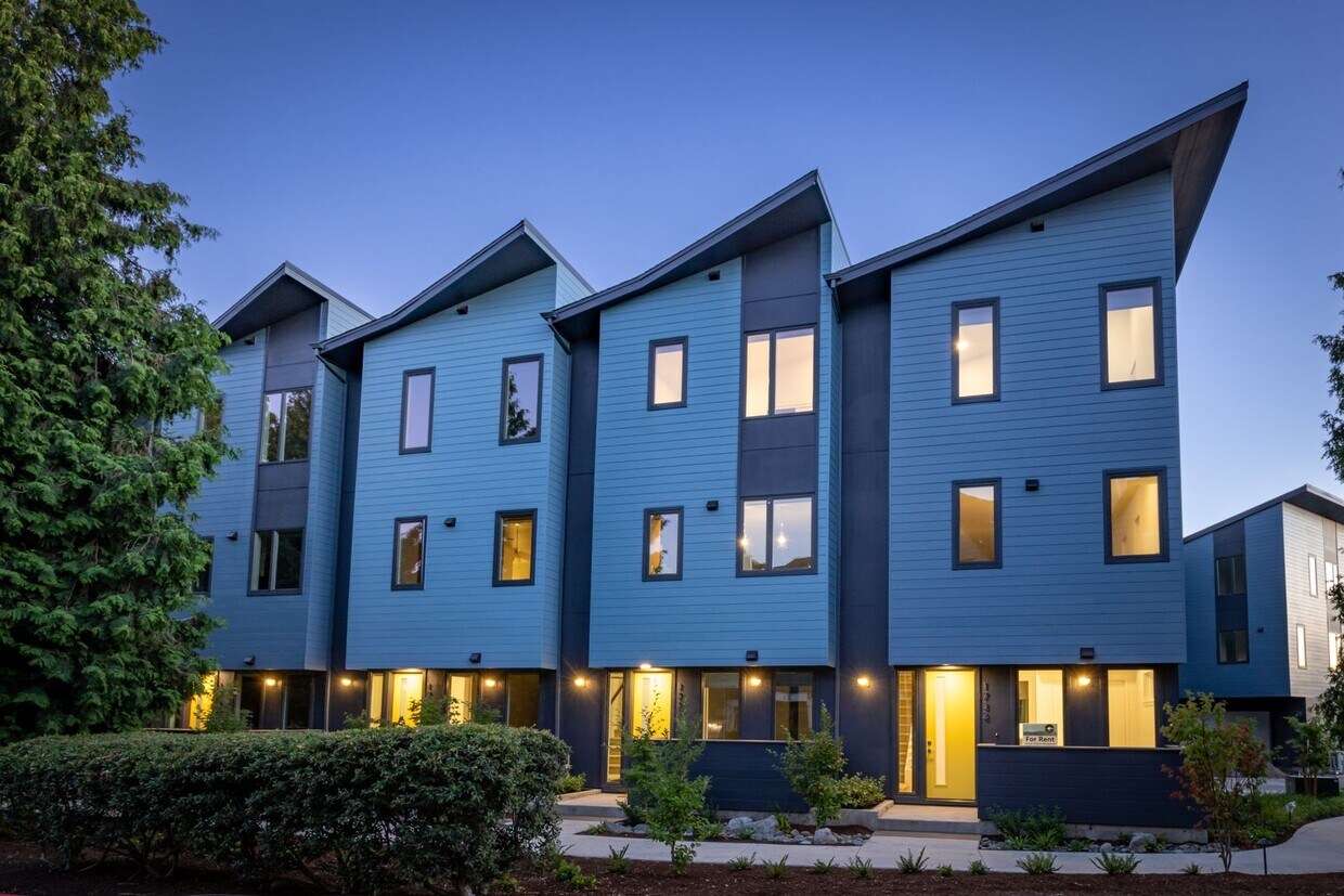 Foto principal - Riverside Townhomes - Waterfront Living in...