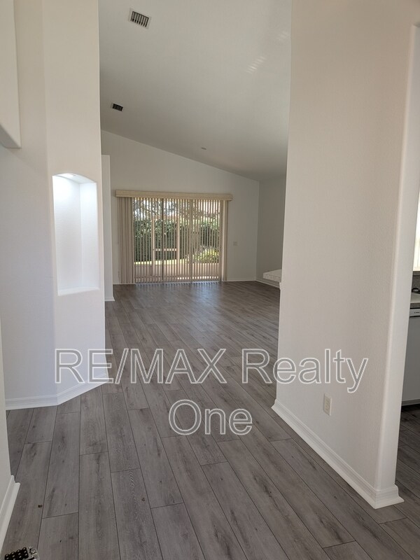 Building Photo - 589 W Doerr Path