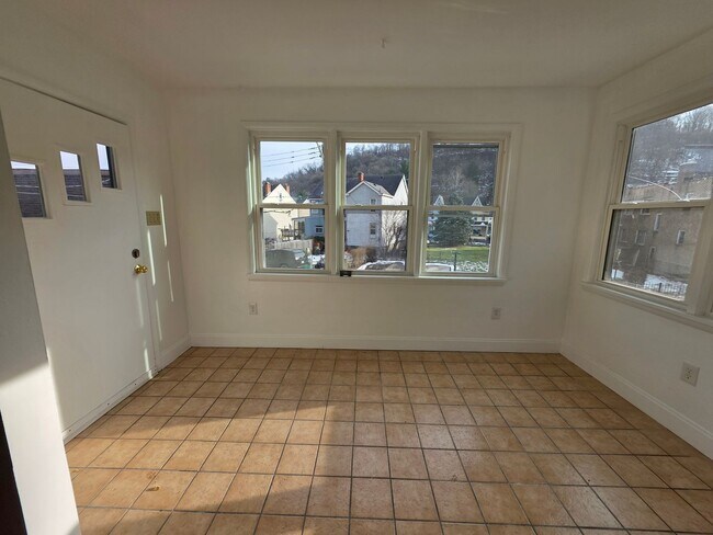 Foto del edificio - 4 Bedroom House for Rent in Shaler Schools !