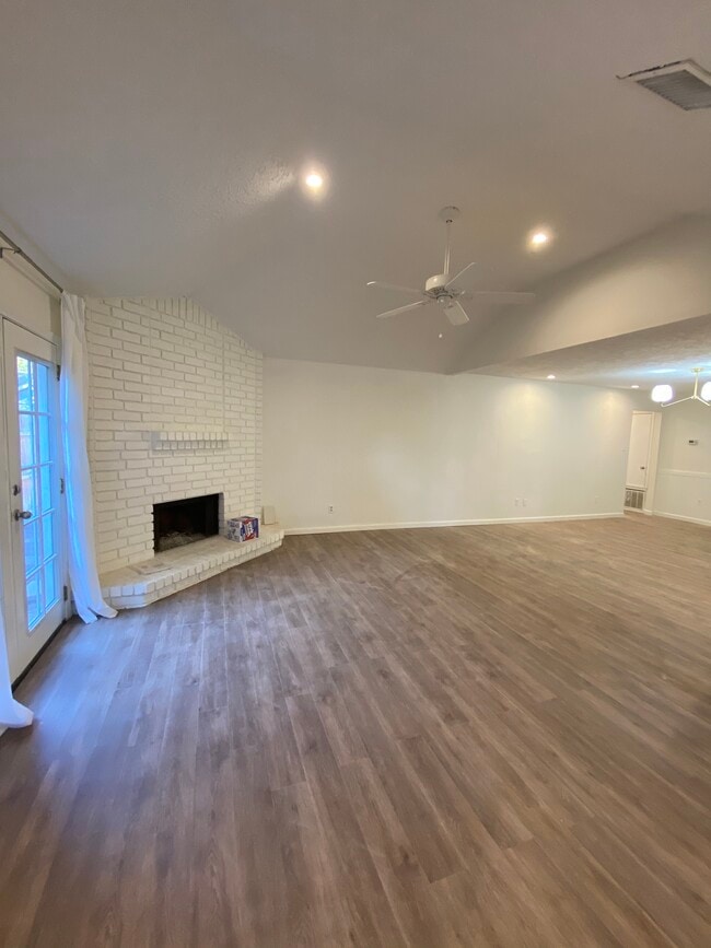 Building Photo - 2016 Windsong Trl