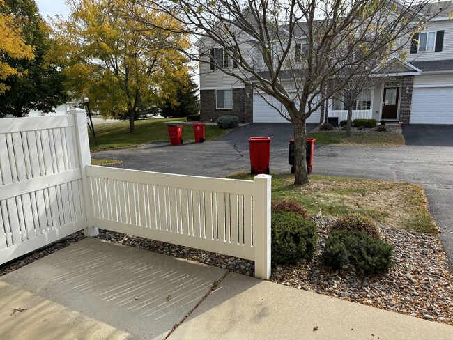 Foto del edificio - Must-see Crimson Ridge townhome!