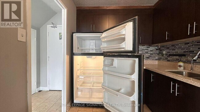 Building Photo - 2121 Roche Ct