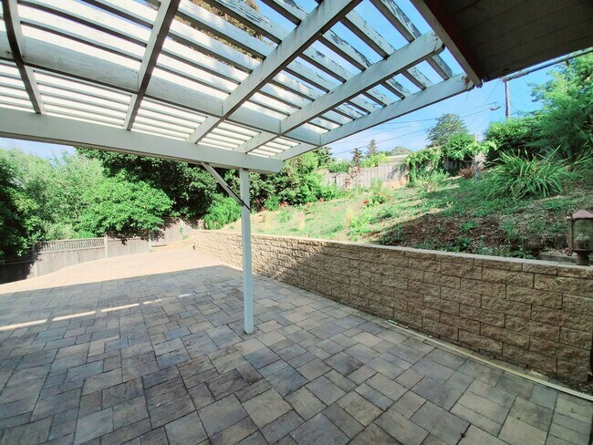 Foto del edificio - 2745 Summit Dr