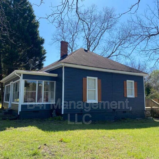 Building Photo - 1056 High Falls Rd