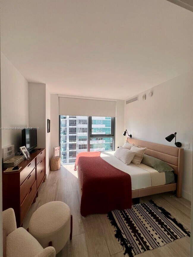 Foto del edificio - 121 NE 34th St
