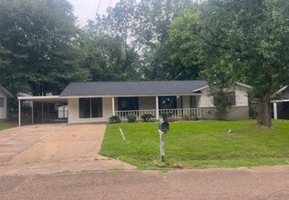 Building Photo - 305 Ward Dr