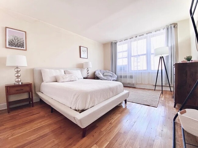 Building Photo - Furnished room/NOT APARTMENT